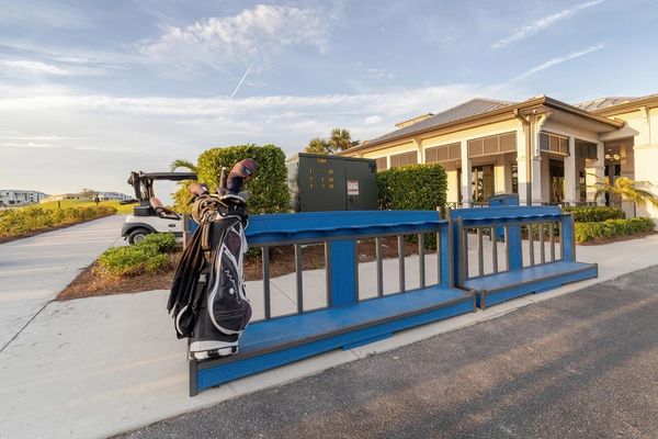 Heritage Landing clubhouse bag parking