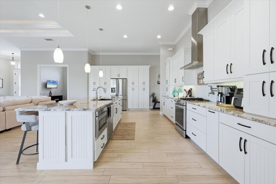 Beautiful, bright, open, fully-equipped kitchen