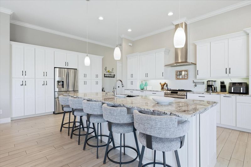 Beautiful, bright, open, fully-equipped kitchen