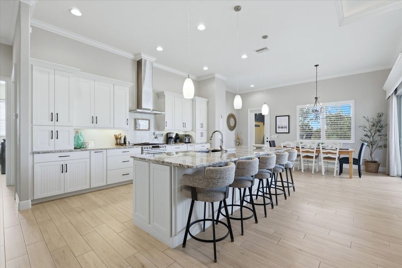 Beautiful, bright, open, fully-equipped kitchen