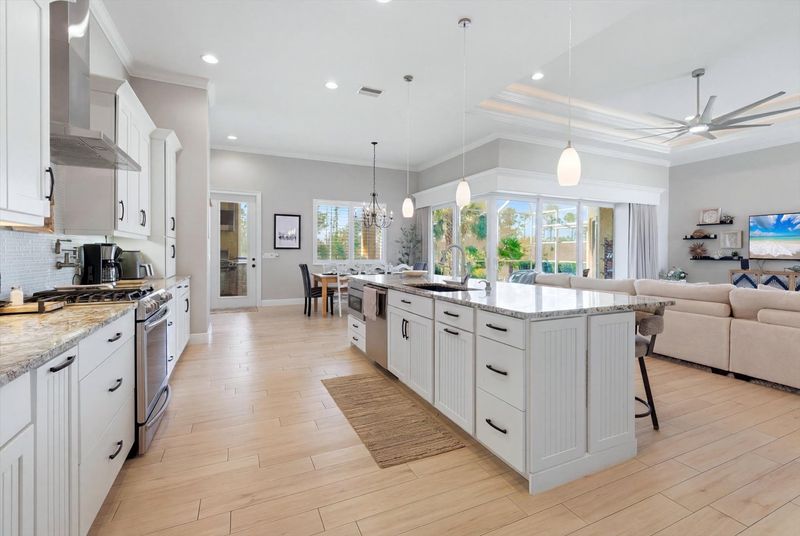 Beautiful, bright, open, fully-equipped kitchen