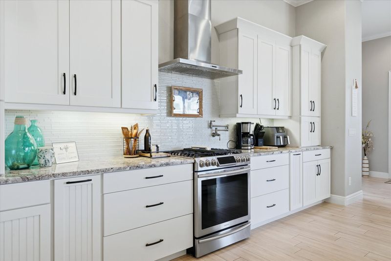 Beautiful, bright, open, fully-equipped kitchen