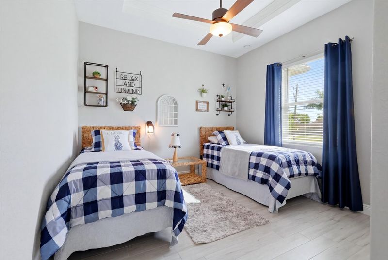 Guest bedroom 2 with two twin beds