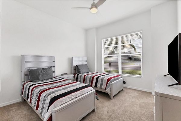 Guest bedroom with 2 twin beds