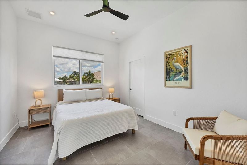 Guest bedroom with queen bed