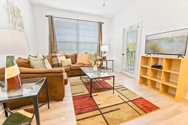 Living Room (Angle)
39" TV