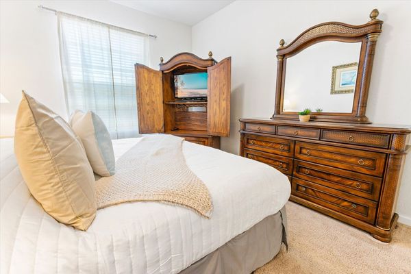 Master Bedroom 1 (Angle)
32" TV