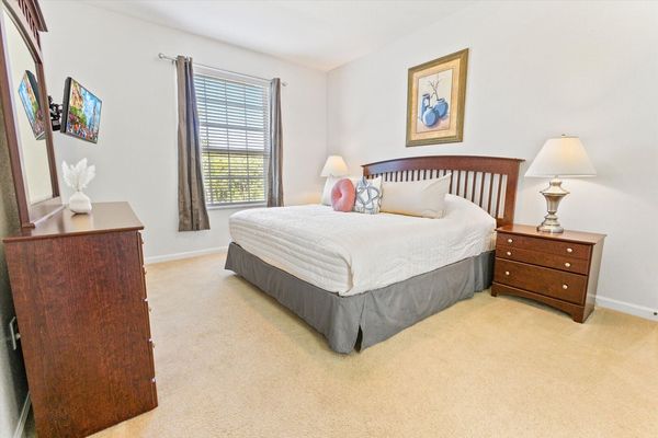 King Bedroom 2
Shared Bathroom