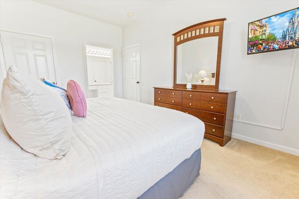 King Bedroom 2 (Angle)
32" TV