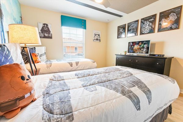 Two Twins Bedroom 3 (Angle)
32" TV