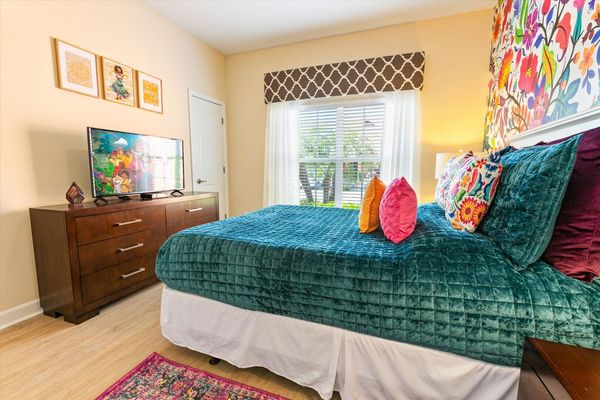 Queen Bedroom 1 (Angle)
43" Smart TV