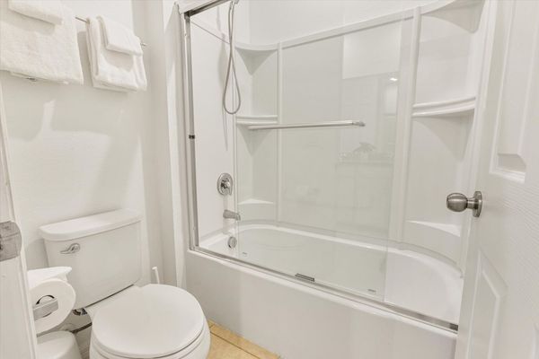 Jack N Jill Bathroom 3 (Angle)
Tub/Shower Combo