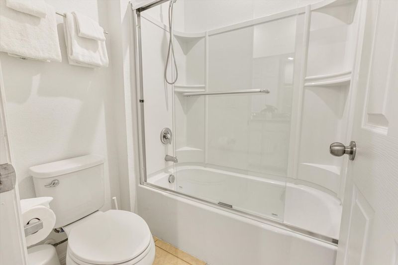 Jack N Jill Bathroom 3 (Angle)
Tub/Shower Combo