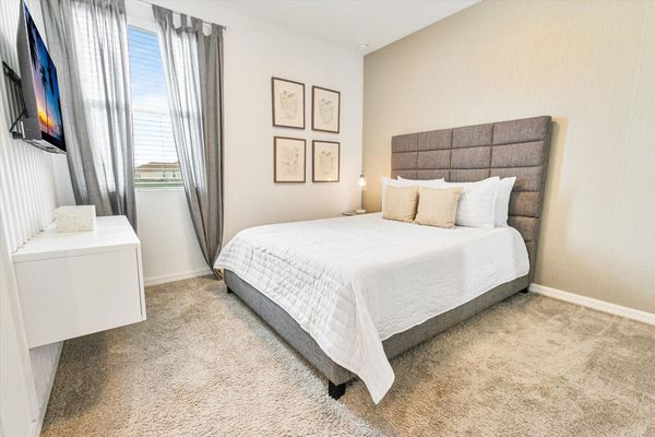 Queen Bedroom 6, Upstairs
Shared Bathroom