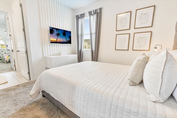 Queen Bedroom 6 (Angle)
43" Roku TV