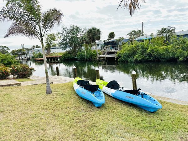 Complimentary kayaks (Boat lift not available)