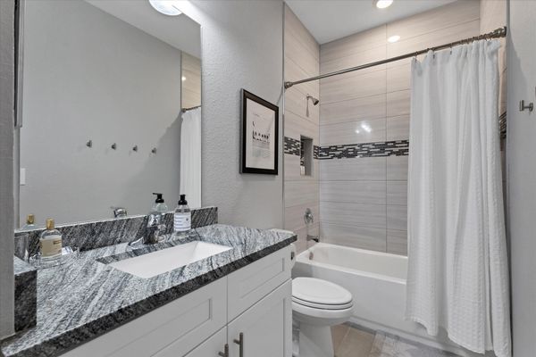 Guest bathroom with shower/tub combo