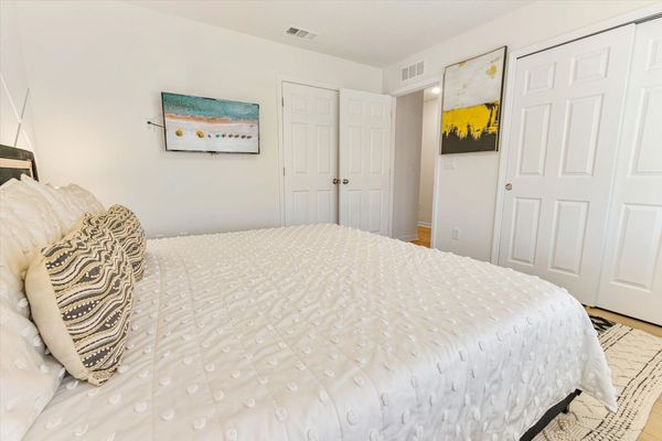 King Bedroom 5 (Angle)
39" Smart TV