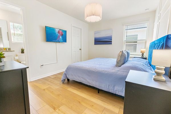 King Bedroom 2 (Angle)
39" Smart TV