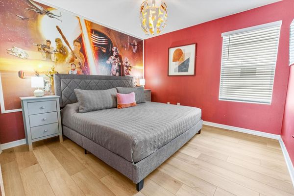 King Bedroom 3, Upstairs
Shared Bathroom
Star Wars