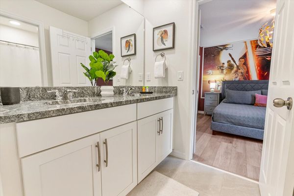 Shared Bathroom 3
Tub/Shower Combo