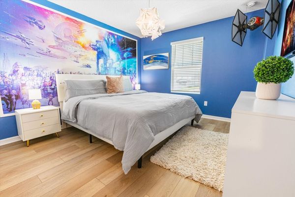 King Bedroom 4, Upstairs
Shared Bathroom
Star Wars