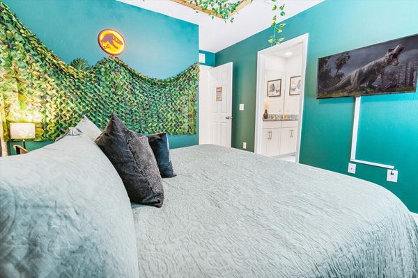 King Bedroom 6 (Angle)
39" Smart TV