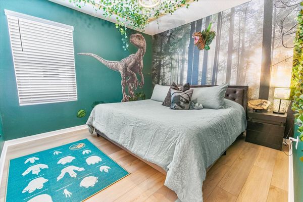 King Bedroom 6, Upstairs
Shared Bathroom
Jurassic Park Theme