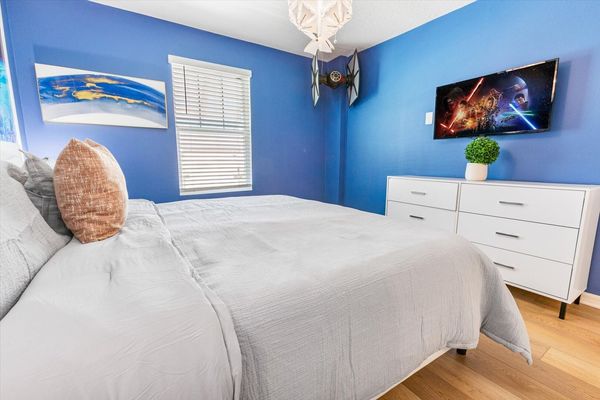 King Bedroom 4 (Angle)
39" Smart TV