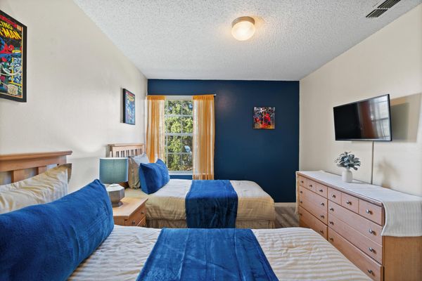 Two Twins Bedroom 3 32" Smart TV