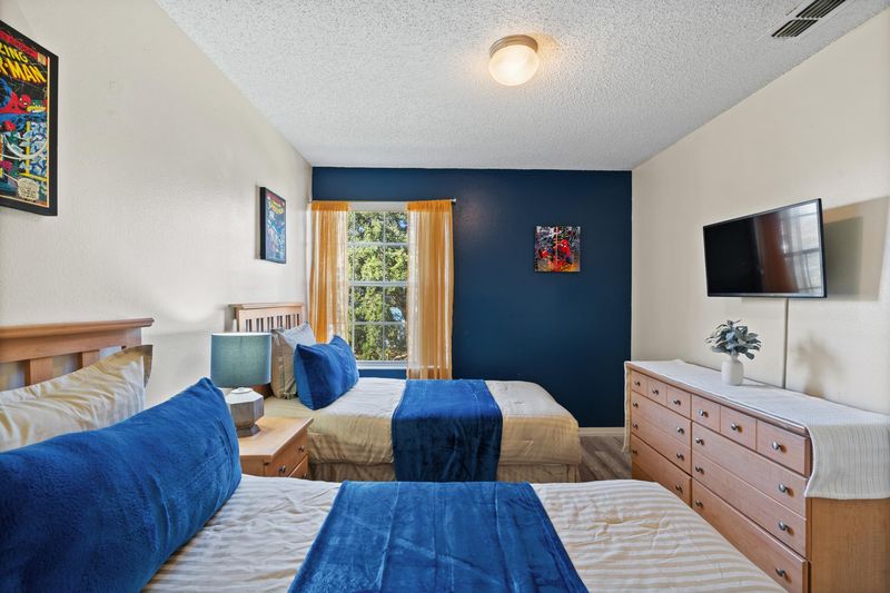 Two Twins Bedroom 3 32" Smart TV