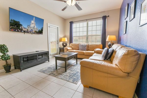 Living Room
58" Smart TV