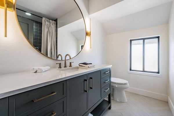 Second Master Bathroom (Ensuite)