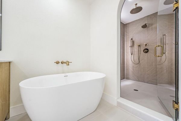 Master Bath Tub & Shower