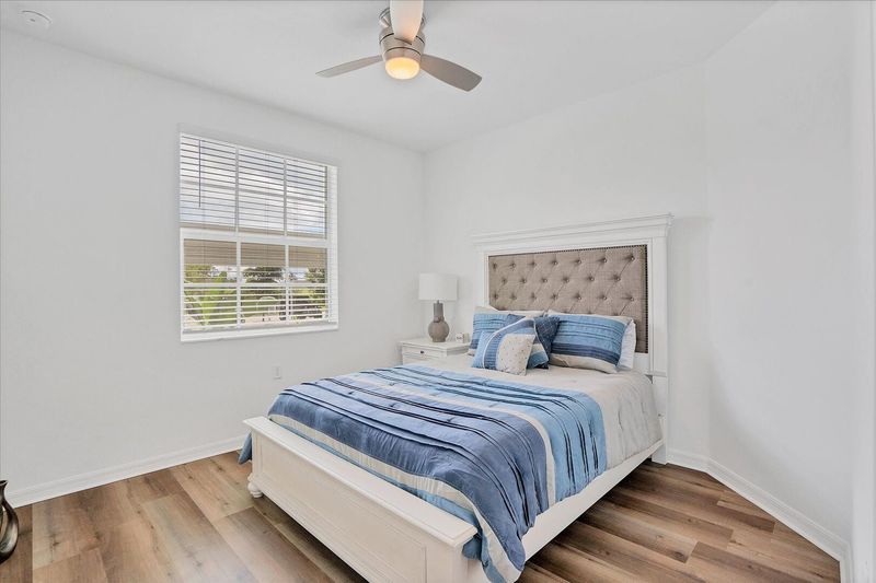 Guest bedroom 2 with queen bed