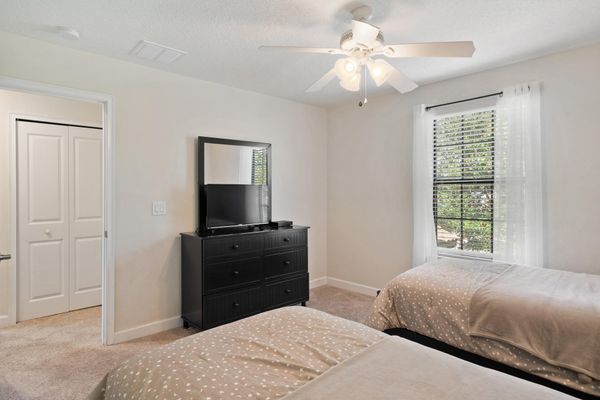 Two Tiwns Bedroom 4 (Angle) 32" TV