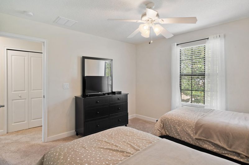 Two Tiwns Bedroom 4 (Angle) 32" TV