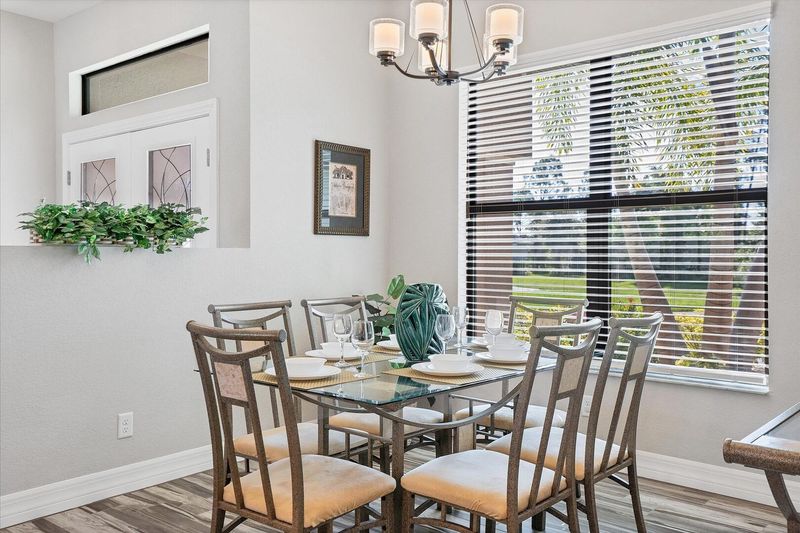 Lovely dining room. Dining table seats 6