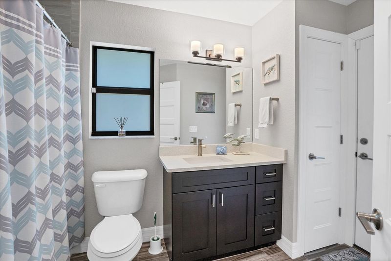 Guest bathroom with shower/tub combo
