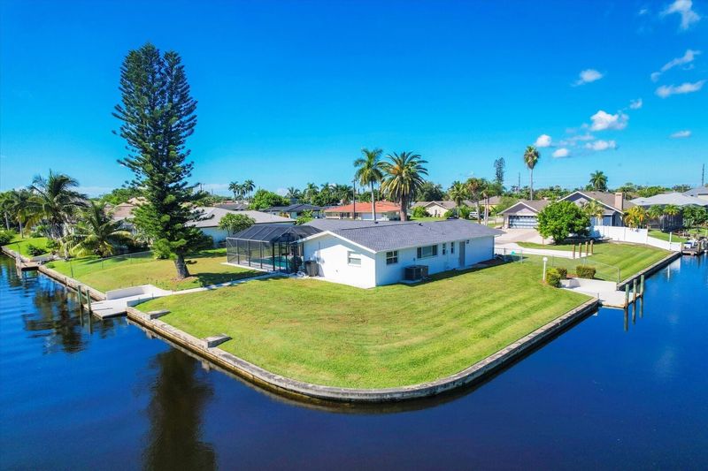 Beautiful 3 bedroom, 2 bathroom waterfront Cape Coral home with private pool - Boat Dock is NOT available