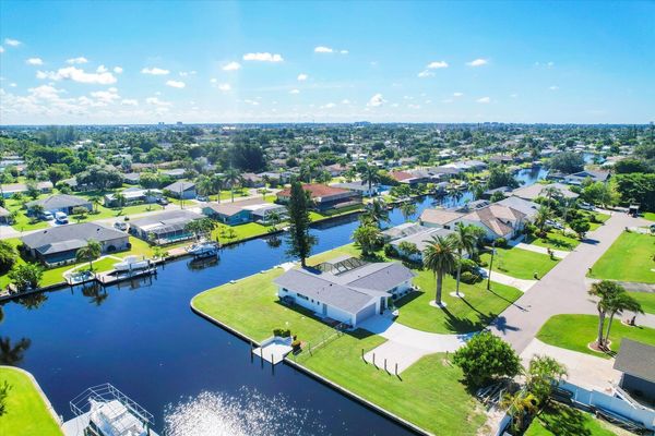 Beautiful 3 bedroom, 2 bathroom waterfront Cape Coral home with private pool (Boat lift not available)