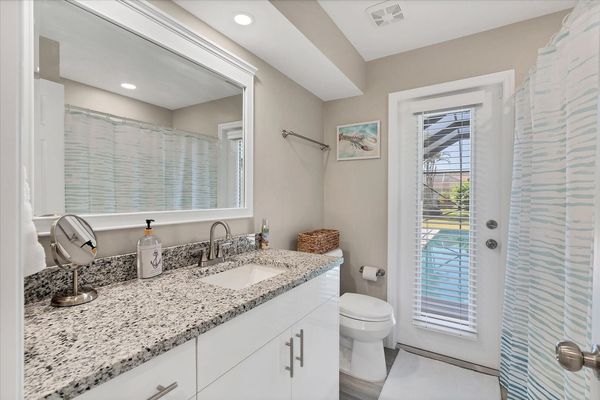 Guest bathroom with shower/tub combo and lanai access