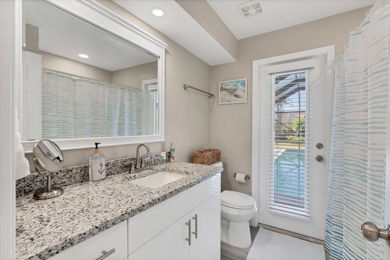 Guest bathroom with shower/tub combo and lanai access
