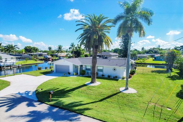 Beautiful 3 bedroom, 2 bathroom waterfront Cape Coral home with private pool (Boat lift not available)