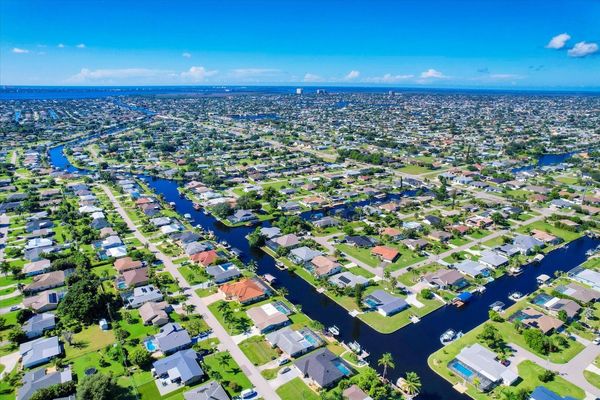 Beautiful 3 bedroom, 2 bathroom waterfront Cape Coral home with private pool