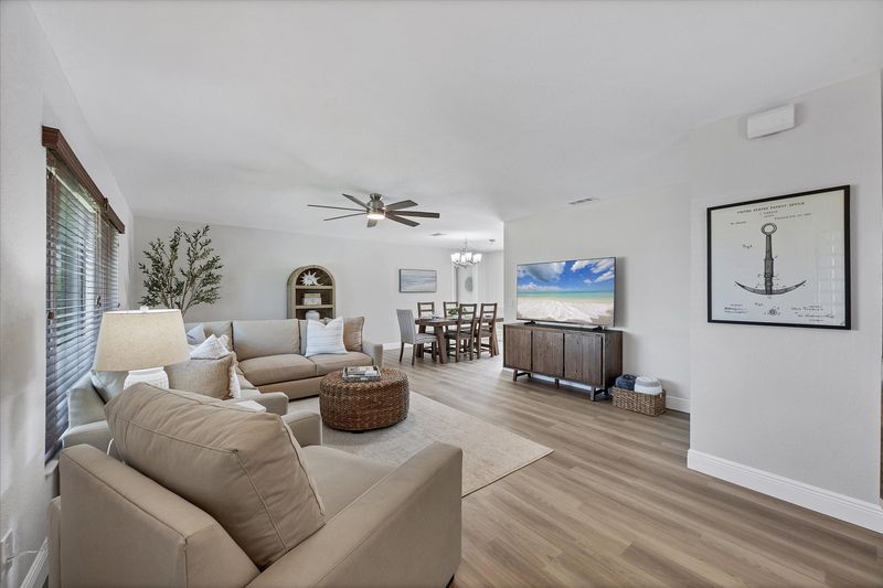 Beautiful 3 bedroom, 2.5 bathroom waterfront home with private pool in Port Charlotte