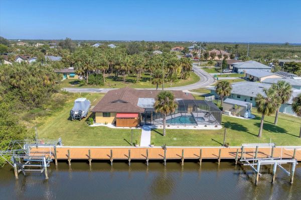 Beautiful 3 bedroom, 2.5 bathroom waterfront home with private pool in Port Charlotte (Boat lift not available) Two Kayaks are available for Guest use