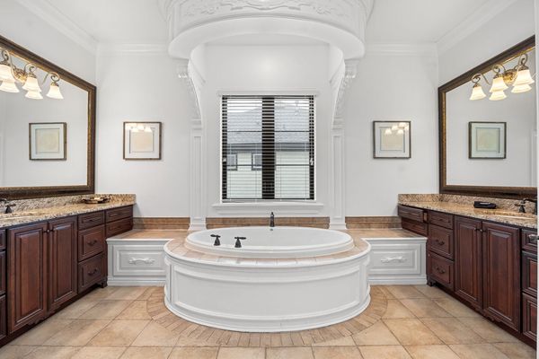 Unwind in the luxurious bath tub, offering a perfect retreat for a relaxing soak at the end of the day