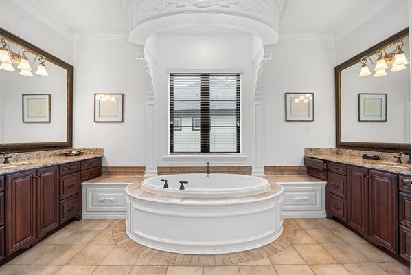 Unwind in the luxurious bath tub, offering a perfect retreat for a relaxing soak at the end of the day
