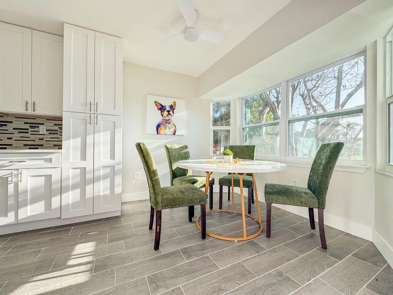 Kitchen nook over looking the canal. Kitchen table seats 4